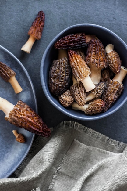 Cogumelos Morel em uma tigela azul