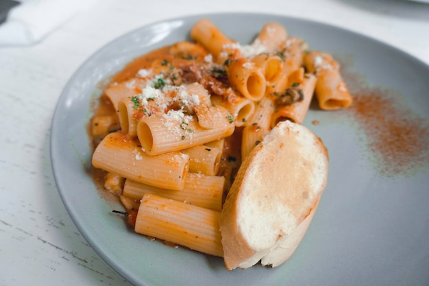 Cogumelos Pennette alla boscaiola misturados com macarrão em um molho cremoso de alho e ervas