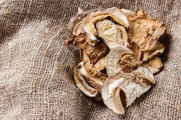 Foto cogumelos porcini secos em saco, vista de cima