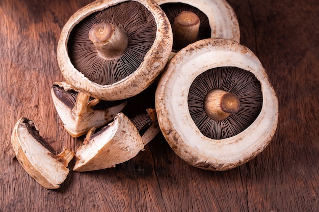 Cogumelos Portobello sobre fundo de madeira velho