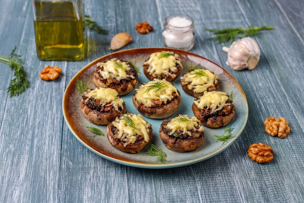 Cogumelos recheados cozidos caseiros champignon com endro fresco e queijo