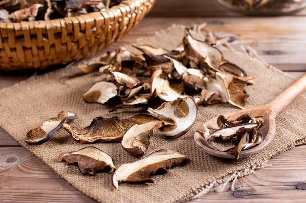 Cogumelos secos em uma mesa de madeira