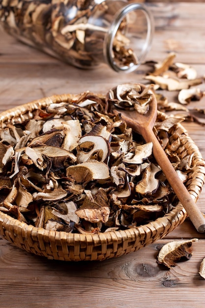 Cogumelos secos em uma mesa de madeira