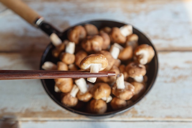 Cogumelos shiitake frescos em uma panela para cozinhar