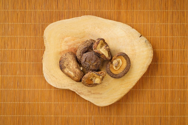 Cogumelos shiitake secos em fundo monocromático