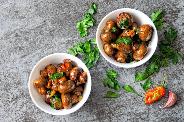 Cogumelos vidrados de estilo chinês com molho de soja. Cogumelos de almoço vegan em molho chinês.