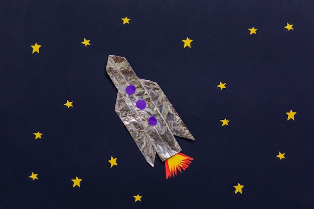 Foto cohete artesanal infantil con estrellas.