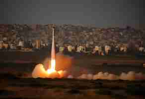 Foto un cohete es disparado desde la franja de gaza hacia israel