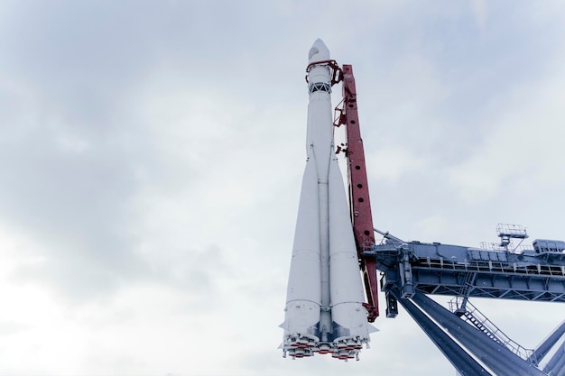 Cohete espacial blanco en el lanzamiento. Un cohete en el fondo de un cielo nublado azul.