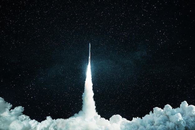 El cohete espacial con nubes de humo comienza con éxito una misión y despega hacia el espacio La nave espacial envía carga al concepto del espacio ultraterrestre