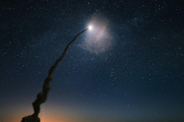 Foto el cohete de la nave espacial con una columna de humo se lanza con éxito al cielo estrellado el cohete del transbordador espacial despega hacia el espacio concepto de inicio de la misión espacial