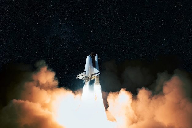 Cohete con nubes de humo despega hacia el espacio. La nave espacial completa la misión y se lanza al espacio.