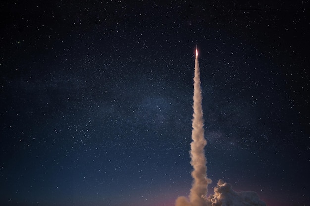 El cohete del transbordador espacial despegue con éxito a través de las nubes hacia la luna en el cielo estrellado idea creativa Viaje al concepto de la luna Lanzamiento y lanzamiento del cohete