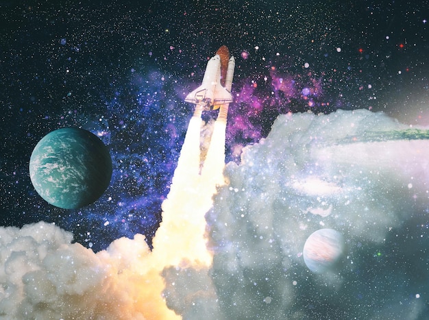 Los cohetes se lanzan al espacio en el cielo estrellado. la nave espacial vuela al espacio con nubes de humo. Elementos de esta imagen proporcionada por la NASA