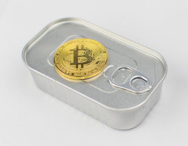 Coin bitcoin y conserva sobre un fondo blanco.