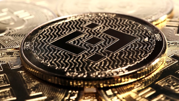 Coin Kryptowährung Binance auf Bitcoins Hintergrund BNB