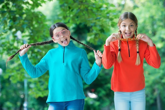 Coisas loucas para fazer na festa Crianças felizes se divertem ao ar livre natural Olhar engraçado das meninas da festa Lazer e entretenimento Acessórios de moda Carnaval Festa de verão