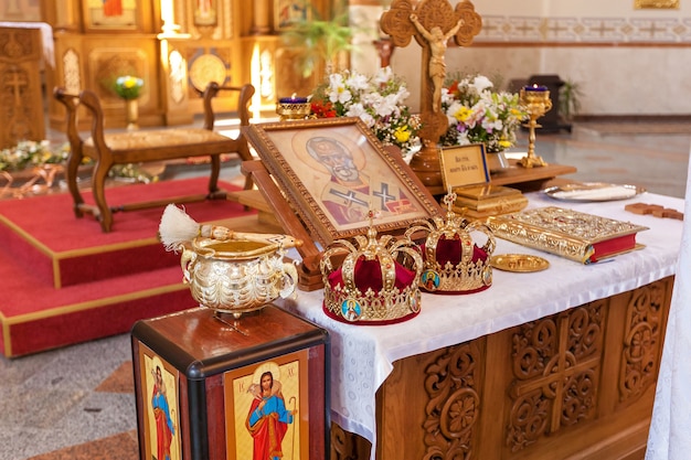 Coisas para o casamento na igreja. duas coroas, um ícone, água benta. casamentos na igreja