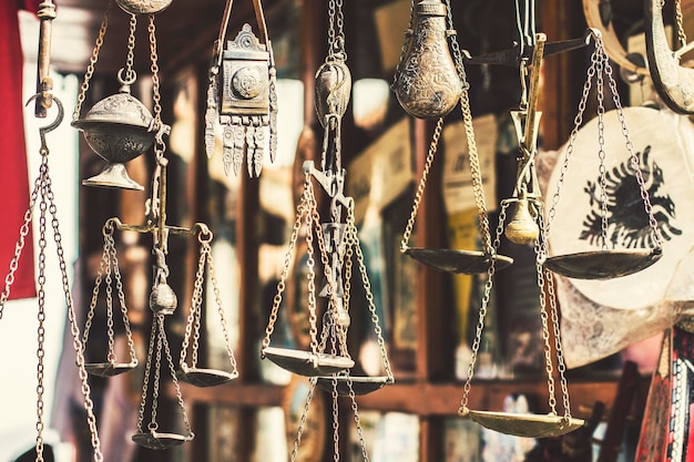 Coisas velhas e utensílios antigos no mercado de pulgas na cidade antiga de Kruja, Albânia. moinho de café, turco