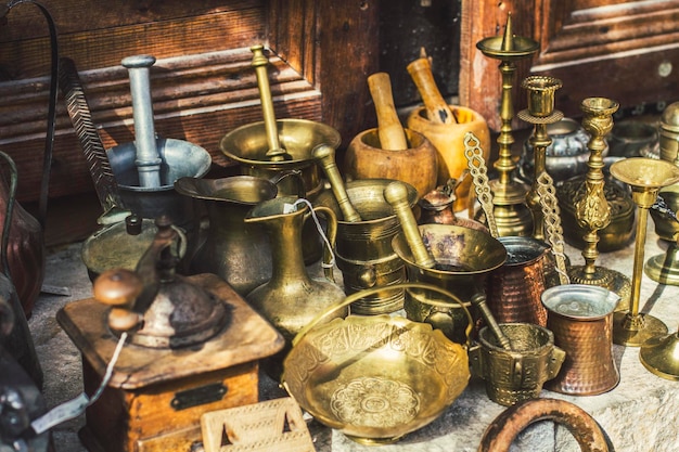 Coisas velhas e utensílios antigos no mercado de pulgas na cidade antiga de kruja, albânia. moinho de café, turco