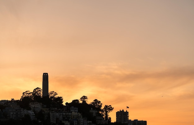 Coit tower ao pôr do sol no centro da cidade de san francisco