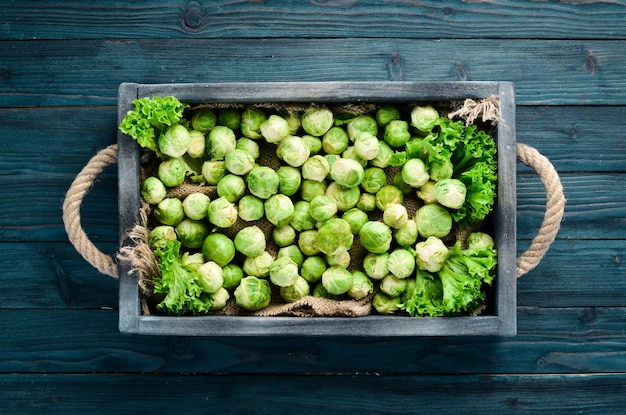 Col de Bruselas en una caja de madera sobre el fondo antiguo Alimentos orgánicos Vista superior Espacio libre para el texto