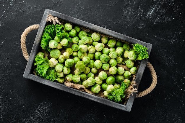 Col de Bruselas en una caja de madera sobre el fondo antiguo Alimentos orgánicos Vista superior Espacio libre para el texto