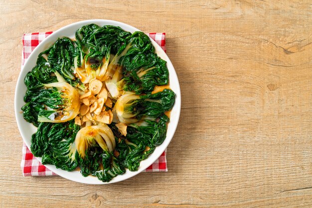 col china baby con salsa de ostras y ajo - estilo de comida asiática