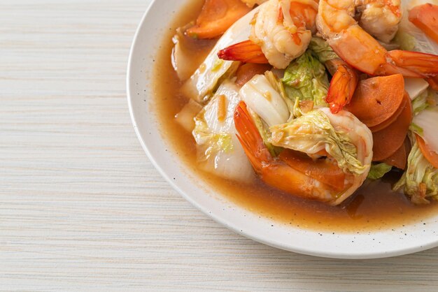 col china salteada con gambas en un plato