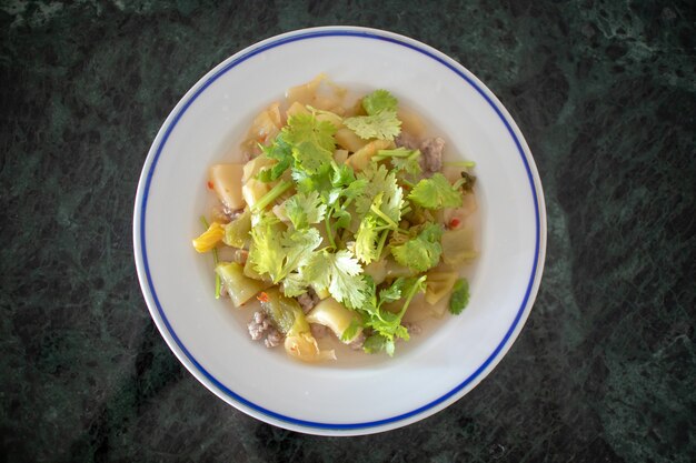 Col conservada en vinagre picante en el plato blanco para el arroz tailandés de las gachas de avena.