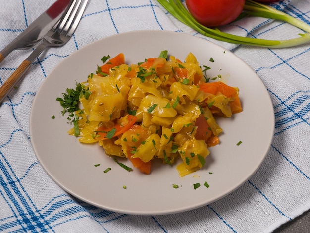 Col guisada con zanahorias y cebollas comida vegetariana