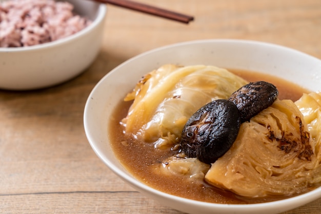 col hervida en sopa roja con champiñones