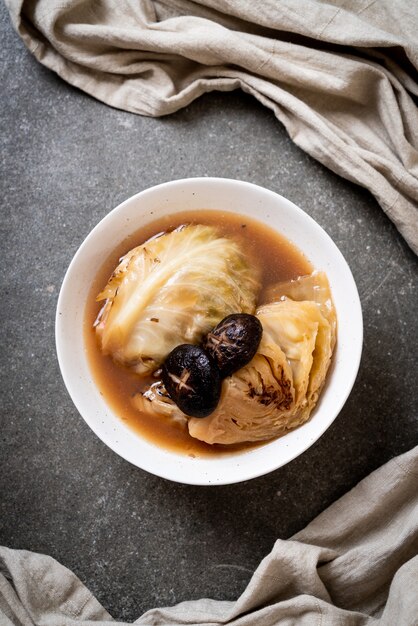 col hervida en sopa roja con champiñones