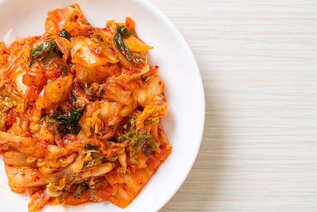Col de kimchi en plato