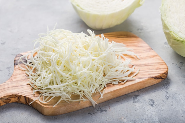 La col orgánica fresca picada en la tabla de cortar de madera se prepara para cocinar. vista superior