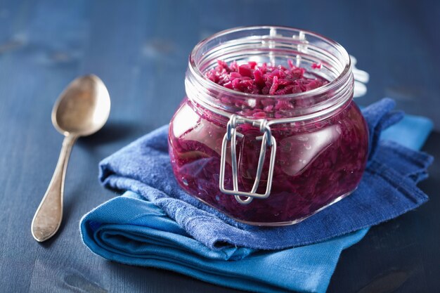 Col roja en escabeche en frasco de vidrio