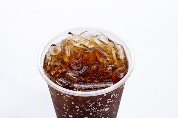 Cola com gelo em copo take away em branco