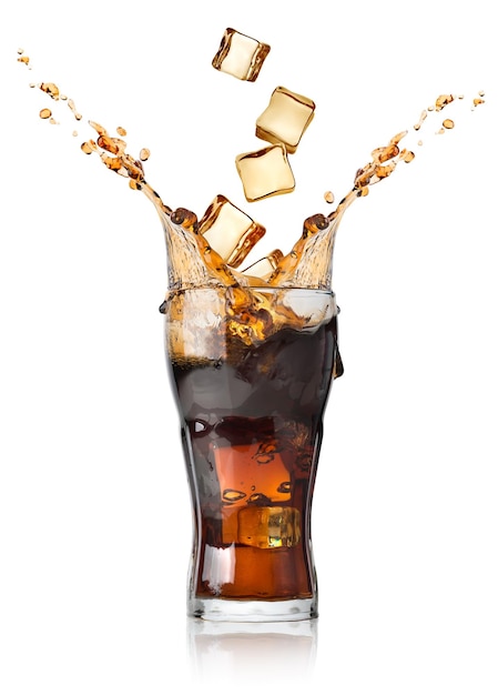 Cola con cubitos de hielo aislado en blanco