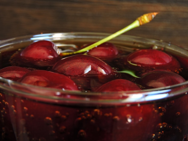 Cola de cereja refrescante fria com cerejas frescas.