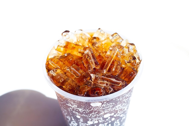 Cola con hielo en taza para llevar aislado sobre fondo blanco.