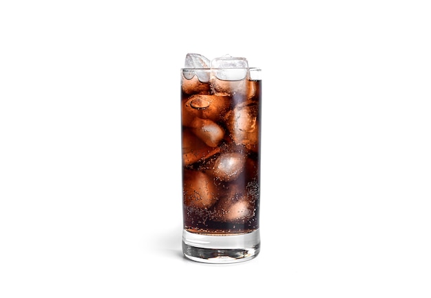 Cola con hielo en un vaso transparente aislado.