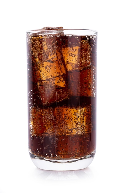 Cola im Glas mit Eiswürfeln auf Weiß