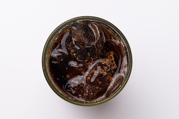 Cola im Glas mit klaren Eiswürfeln isoliert auf weißem Hintergrund