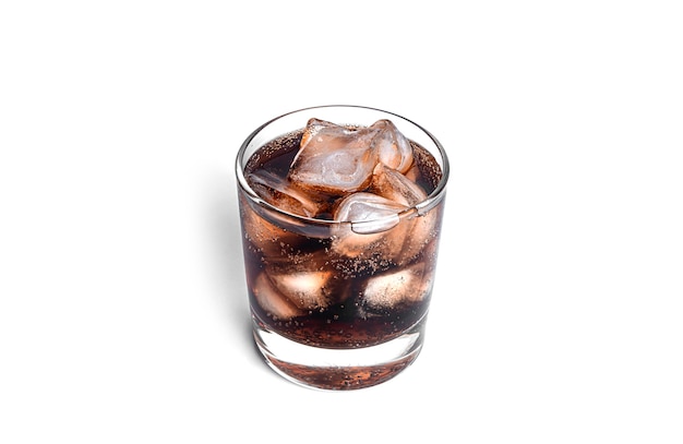 Cola mit Eis in einem transparenten Glas isoliert.