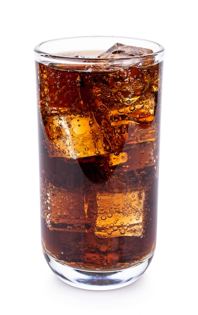 Cola en vaso con cubitos de hielo en blanco