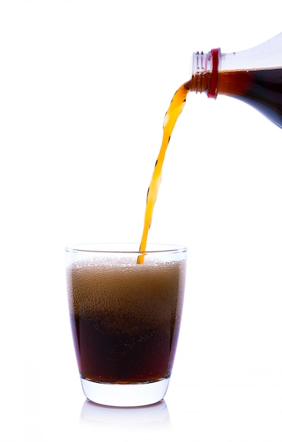 Cola en vaso con cubitos de hielo sobre fondo blanco