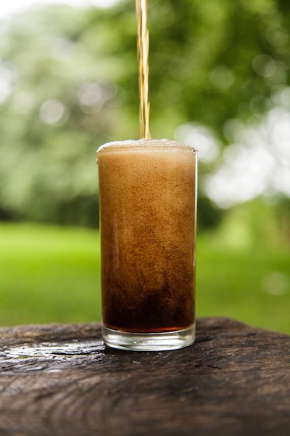 Cola vertiendo en un vaso