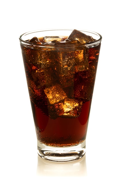 Cola en vidrio con hielo sobre fondo blanco