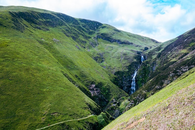 Foto la cola de la yegua gris una cascada cerca de moffat escocia