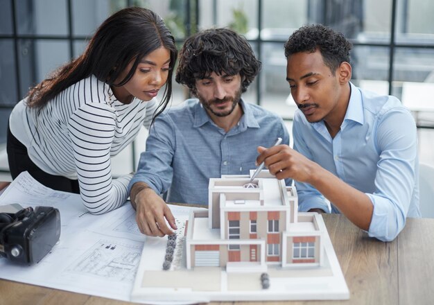 Foto colaboração bem-sucedida de escritório grupo diversificado de funcionários